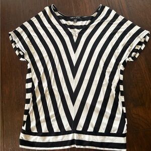 CABLE & GAUGE V-Stripe Black and White Top